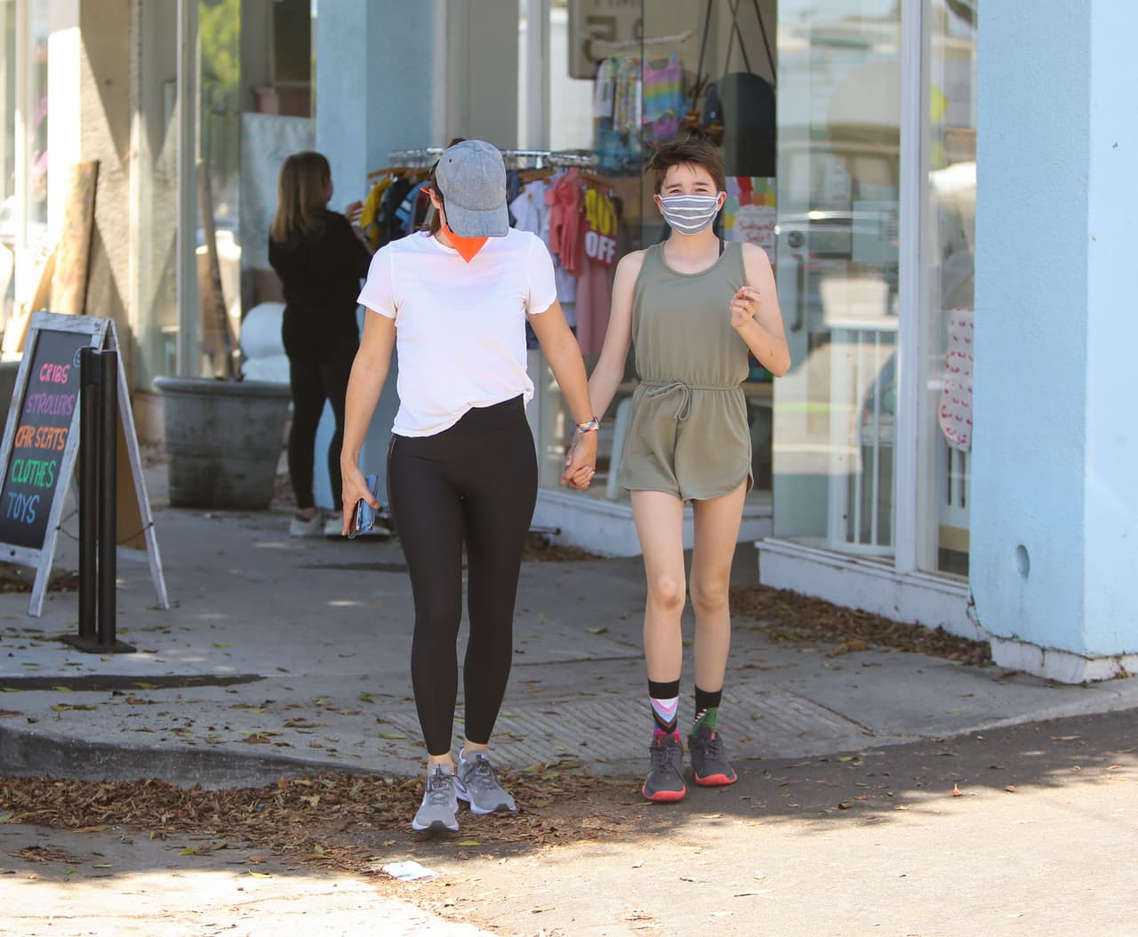Seraphina acostumbraba a usar el cabello largo, pero recientemente, el 12 de junio, decidió cambiar de imagen radicalmente al elegir un estilo 'pixie'.
<br>