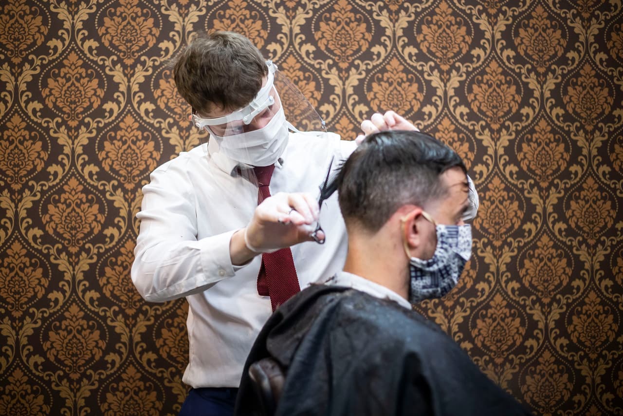 <b>BARBERÍAS Y SALONES DE UÑAS</b>
<br>
<br>
<b>Toque de queda. </b>Tendrán que volver a cerrar por completo todas las barberías, salones de belleza y servicios de cuidado personal como las salas de masaje, manicura y estudios de tatuajes, como ocurrió durante el inicio de la pandemia de coronavirus. Aún no está claro si se les permitirá seguir ofreciendo servicio al aire libre.
<br>
<br>
<b>Niveles morado y rojo.</b> Las barberías, salones de belleza y salas de manicura pueden seguir operando en espacios cerrados sin importar el nivel de reapertura en el que se encuentre su condado, pero deben realizar ajustes para mitigar la propagación de casos de coronavirus.