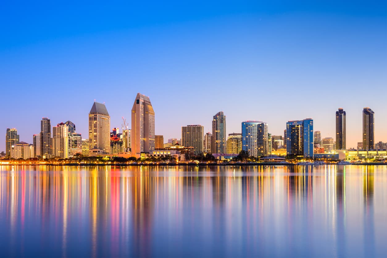 <b>Puesto 5 de las ciudades con rentas más caras | San Diego, California</b>
<br>
<br>La renta media de un apartamento tipo estudio y de 1 y 2 dormitorios era de
<b>$3,008</b> en febrero pasado. Eso significa que una persona, en promedio, gasta 42.9% de su salario en ello.
<b>Lo mismo ocurre en la ciudad de Carlsbad, California.</b>