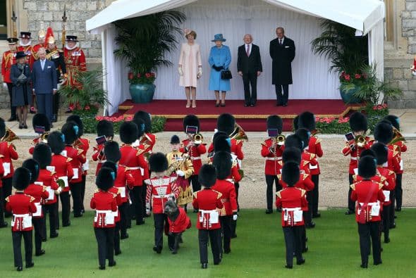 No faltaron las salvas de cañón, así como la orquesta y el desfile militar.