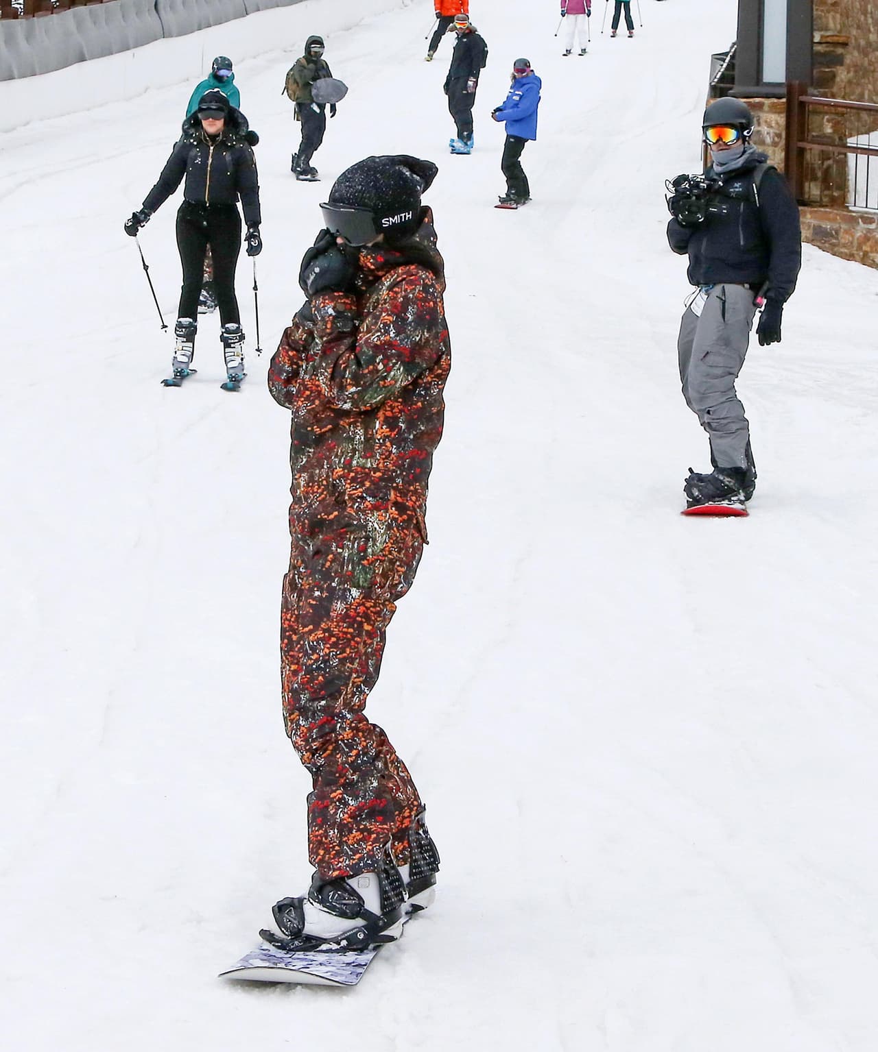 Aquí Kylie demostrando su habilidad en snowboard.