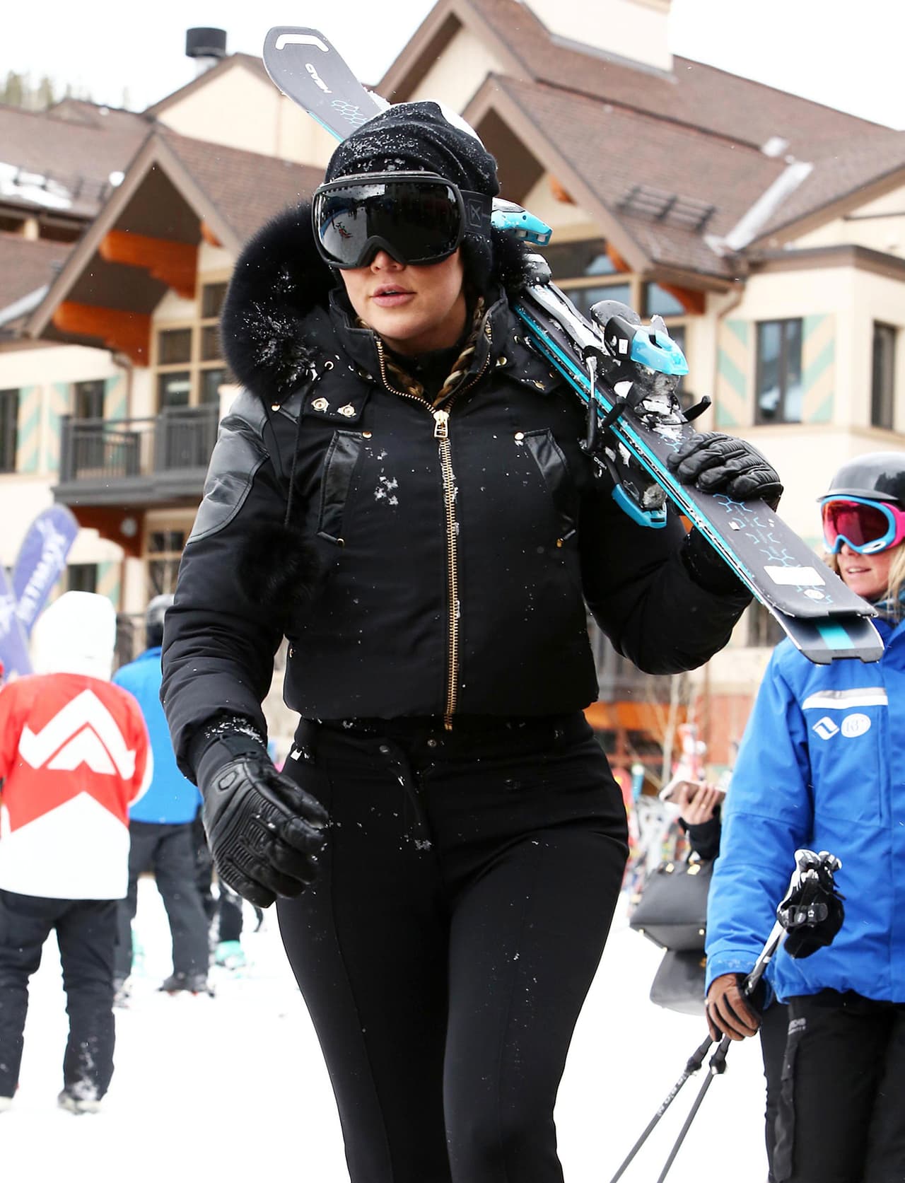 La hermosa rubia no pudo esperar más y de inmediato se lanzó a la nieve.