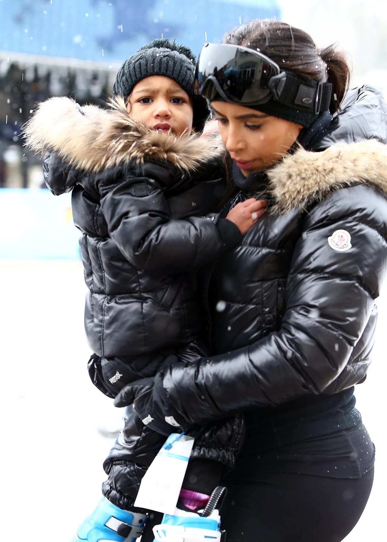 La cargó para que no resbalara en la nieve.