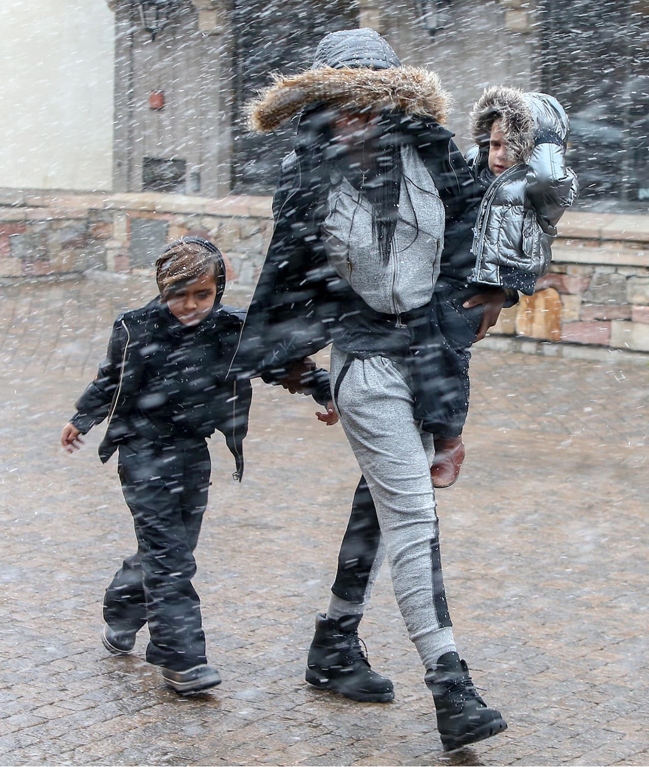 Aquí Kourtney con Mason y Penélope.