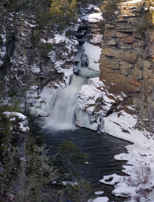<b><a href="https://www.blueridgeparkway.org/poi/linville-falls/" target="_blank">Linville Falls</a></b>. Linville Falls, una de las cascadas más conocidas de los Montes Apalaches, marca el comienzo de Linville Gorge, a menudo llamado el "Gran Cañón del Este". Sus paredes se elevan casi 2,000 pies en lugares.