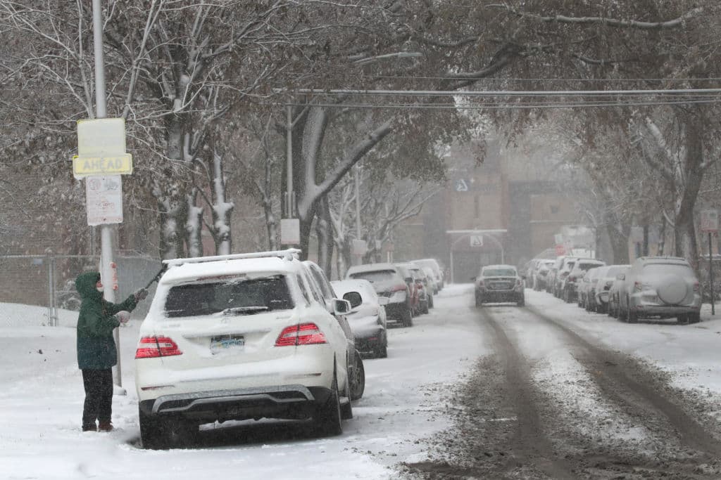 La ola de frío ártico ha llevado fuertes nevadas y hielo a muchas zonas que han establecido récords en temperaturas bajas como en los estados de Kansas e Illinois. En la imagen una persona limpia su auto después de una tormenta de nieve en Chicago, Illinois.
<br>