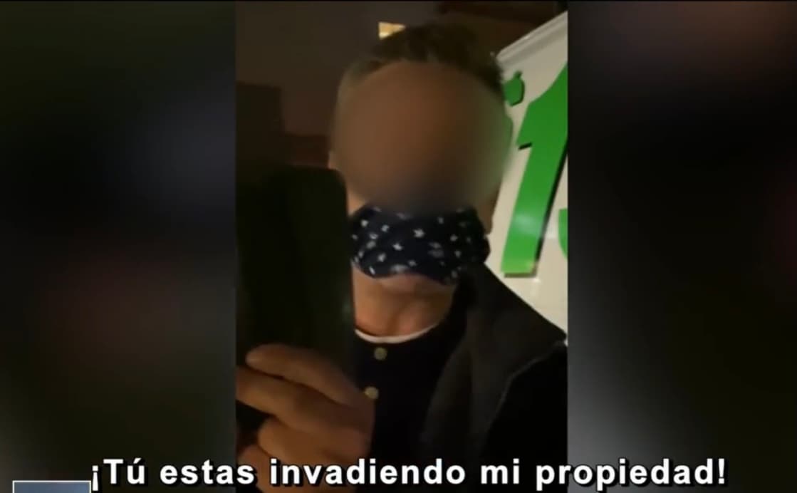 “Ha sido horrible porque los dueños han sido crueles con nosotros y han afectado mucho a mi mamá. No se ponen a pensar en los efectos que provocan”, asevera entre lágrimas Leyda. Primer Impacto pudo contactar con el dueño, quien a su vez pidió que se contactara con su abogado. Este último precisó simplemente que su cliente había comprado la casa de buena fe. 
<br>
