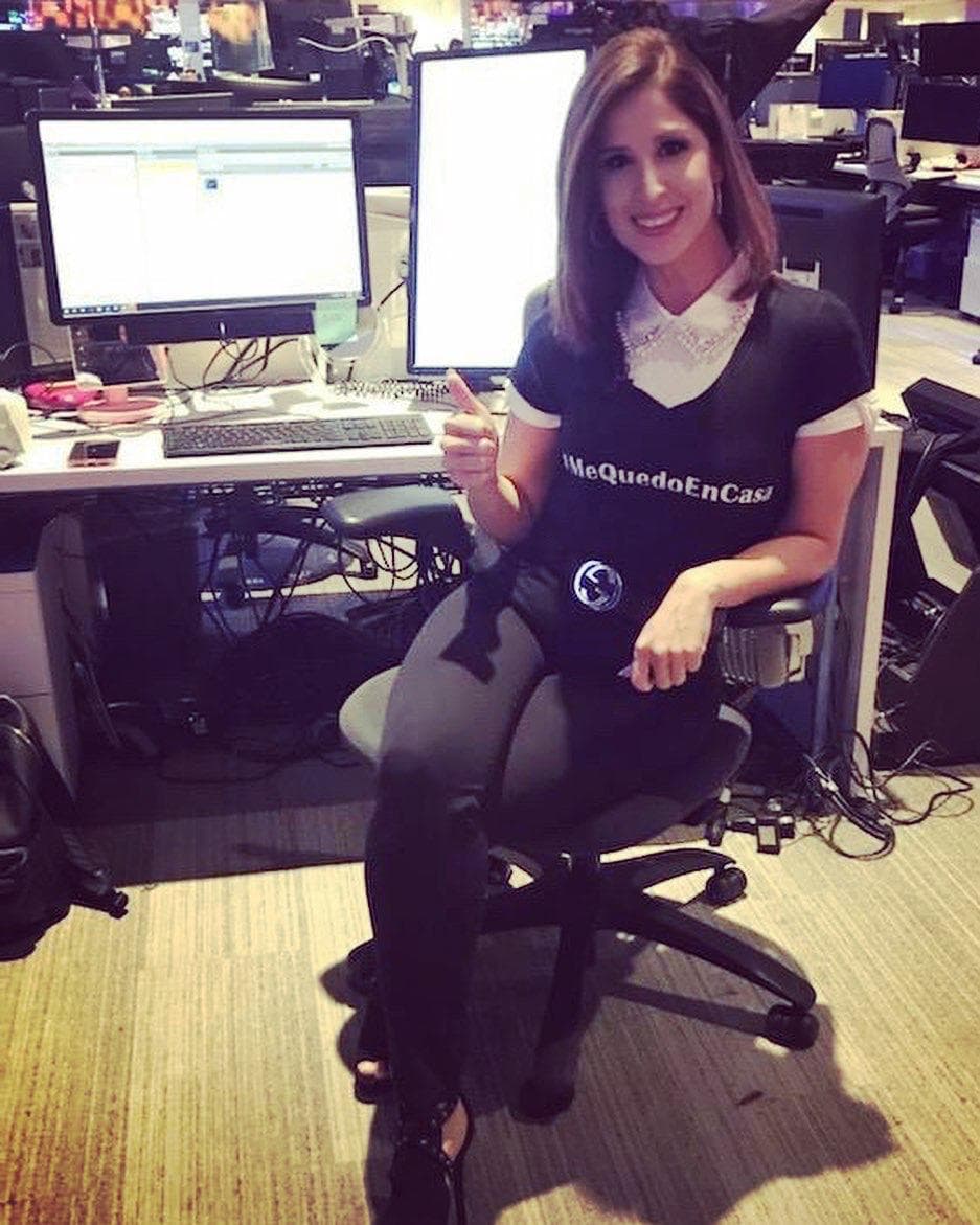 Elyangélica González se encuentra en la sala de redacción preparándo sus reportajes, pero con la camisa bien puesta. Saliendo de la oficina corre a su hogar y disfruta de su familia.