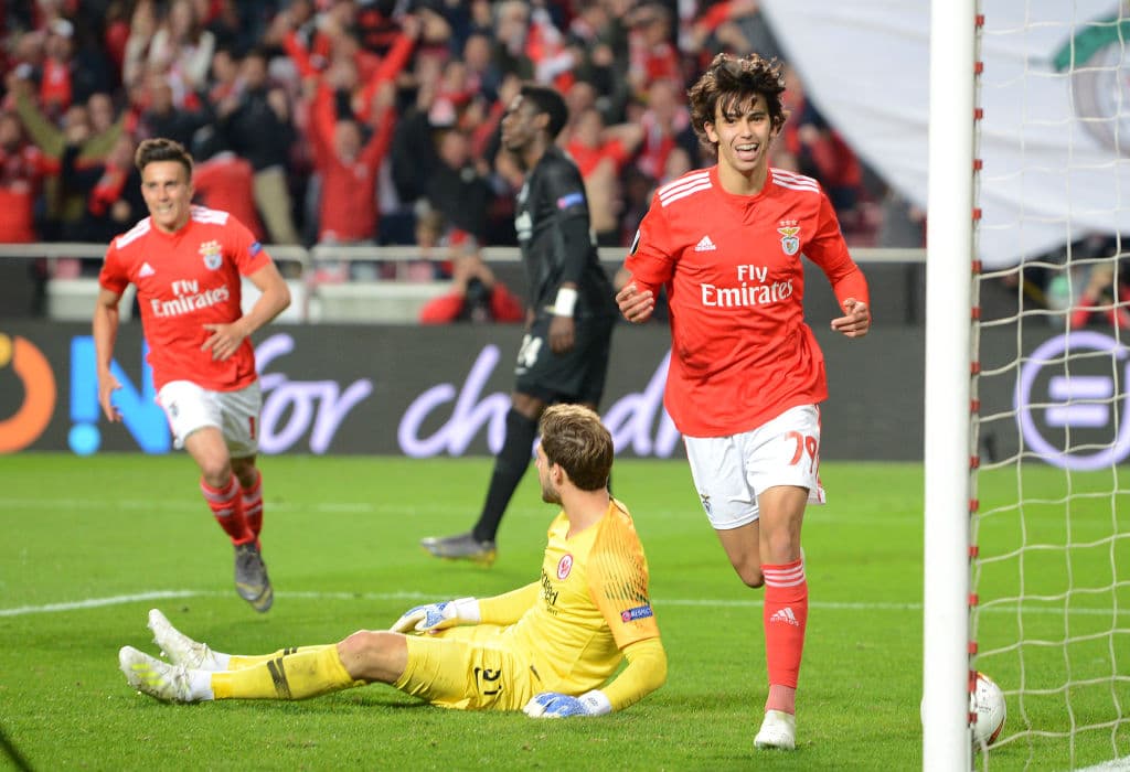 A los 43 minutos un encendido Joao Felix marcaba el 2-1 en favor del Benfica, echando por la borda la proeza del equipo alem´pan de haber empatado con un futbolista menos en el terreno de juego. Con ese marcador el partido se fue al descanso.