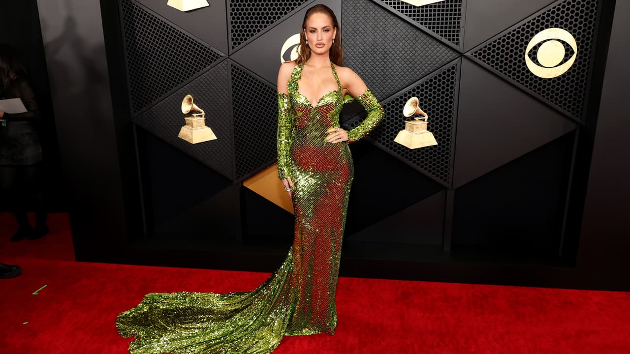 Haley Kalil optó por un look verde metálico.