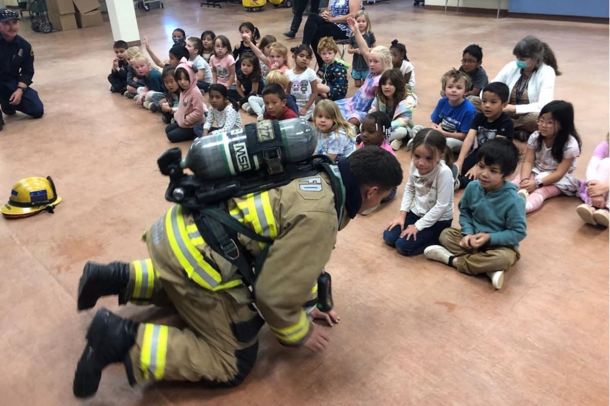 Los puntos básicos que deben saber todos los alumnos cuando hay fuego son: Hablar al 911, parar, caer y rodar, conocer el plan de escape. Y claro siempre mantener la calma.
