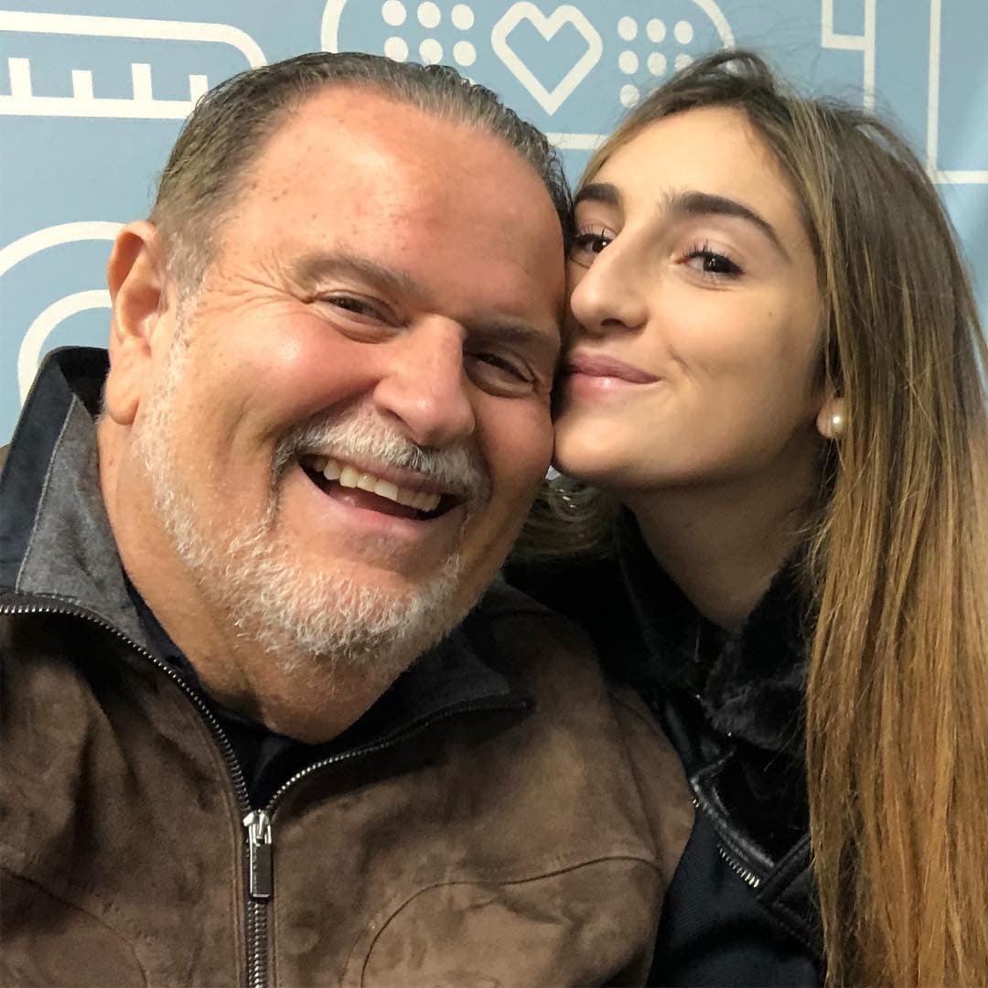 Este comentario fue reforzado por Raúl quien, a manera de broma, dijo que Mia solo le contesta sus llamadas cuando necesita dinero.