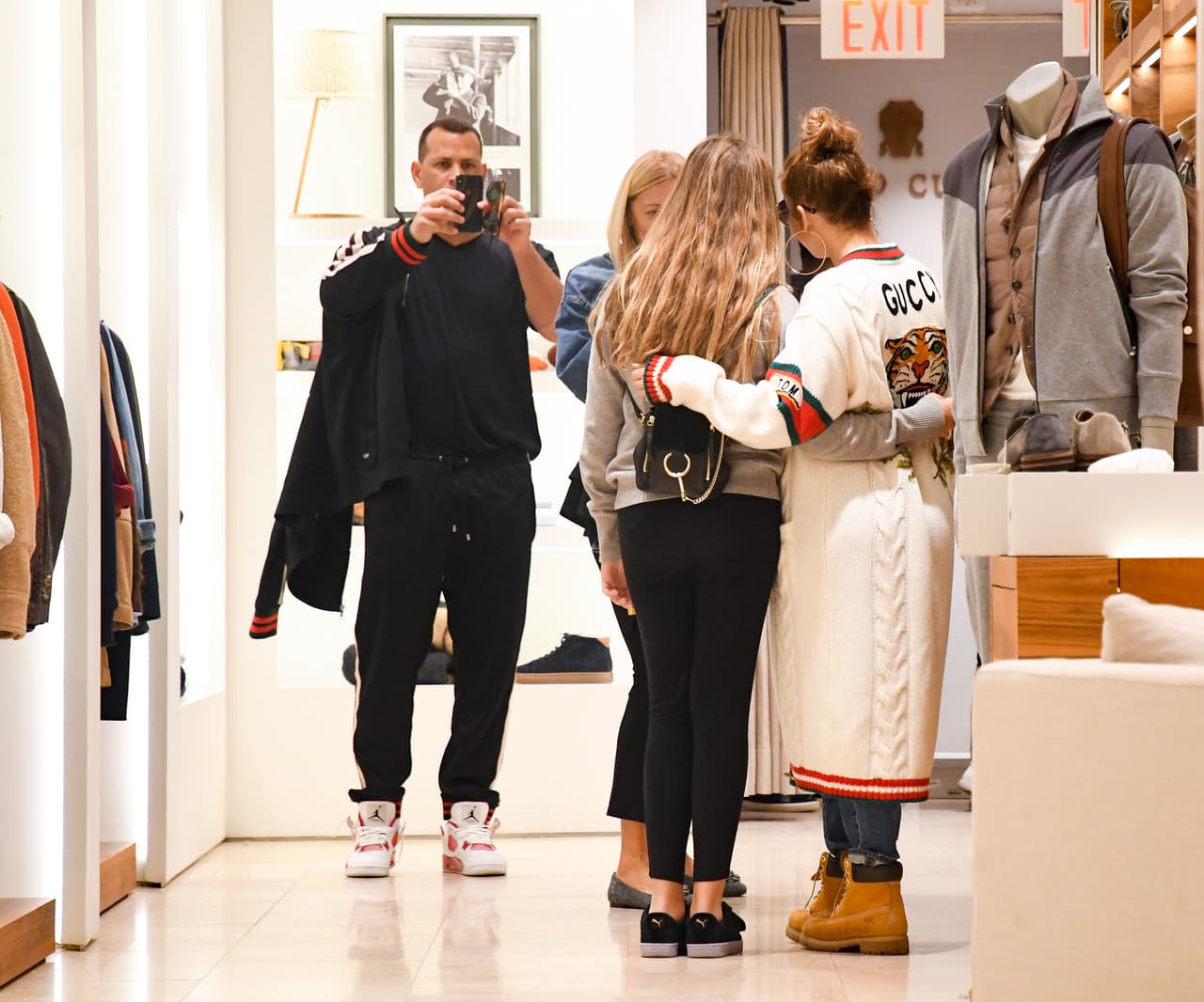 La intérprete de 'On The Floor' accedió a tomarse fotos con los clientes de la tienda en la que se encontraban.