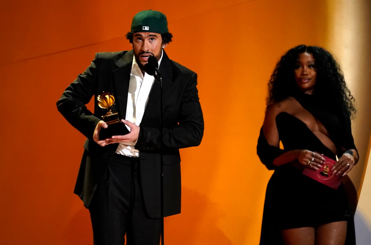 Luego de haber ganado la categoría a Mejor Álbum de Música Urbana en 
<b><a href="https://www.univision.com/famosos/actuacion-de-bad-bunny-en-los-grammy-2023-historica-presentacion-fotos" target="_blank">los pasados Premios GRAMMY 2023</a></b>, el artista está acaparando titulares por su supuesta nueva relación sentimental. 
<br>