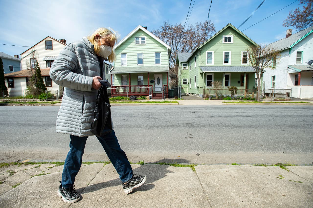 <b>Puesto 20. Bridgeport, Connecticut </b>
<br>
<br>Variación del precio promedio de la vivienda en un año: +21.2% (+43,522 dólares).
<br>
<br>Valor promedio de la vivienda en marzo de 2021: 248,972 dólares.
<br>
<br>Variación de la población en un año: -0.5% (-778 habitantes).
<br>
<br>Población: 145,639 habitantes.
<br>
<br>Variación del ingreso familiar promedio en un año: + 2.7% (+1,221 dólares).
<br>
<br>Ingreso familiar promedio: 46,662 dólares.
<br>
<br>Según estimaciones de Zillow, una empresa de datos inmobiliarios con sede en Seattle, entre marzo de 2020 y marzo de 2021, el precio de promedio de la vivienda unifamiliar estadounidense aumentó de 250,179 dólares a 276,717 dólares (+10.6%). 
<br>