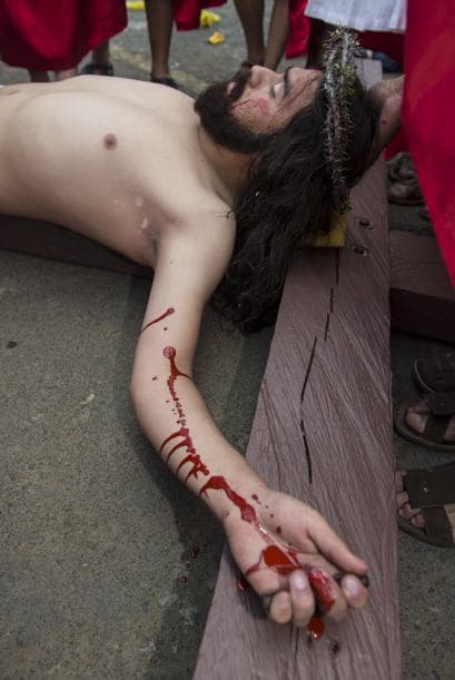 Algunos de ellos cantan a Cristo en lengua quechua.