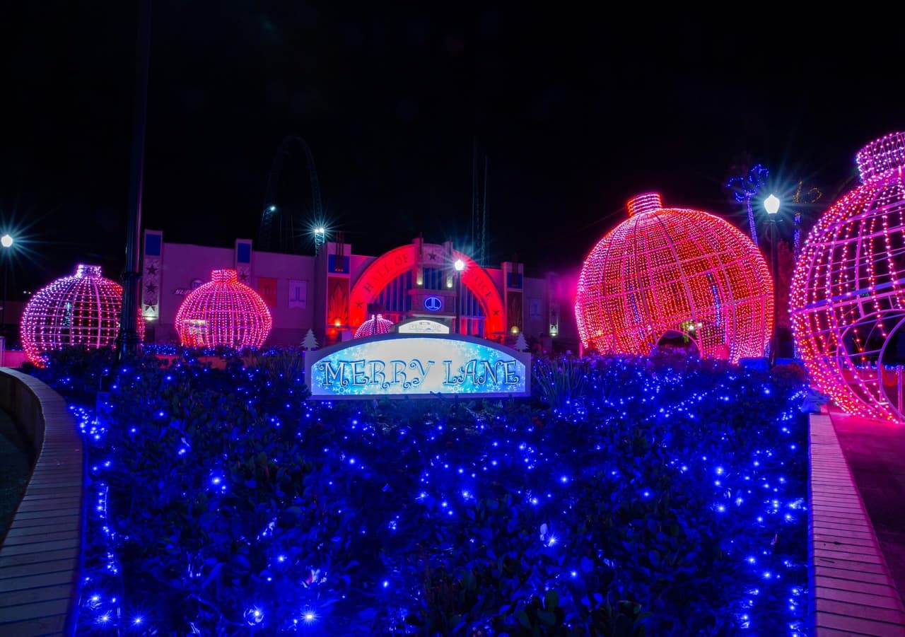 Desde el 20 de noviembre, a partir de las 6 pm y durante días seleccionados, Six Flags Magic Mountain, el popular parque del sur de California, abre sus puertas para ser recorrido como nunca en su historia.