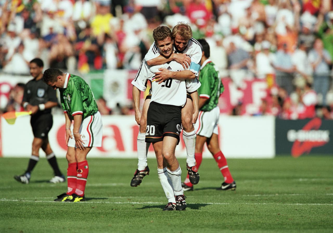 Oliver Bierhoff, a cuatro minutos del final, puso de cabezazo el 2-1 a favor de Alemania, ante la frustración mexicana.