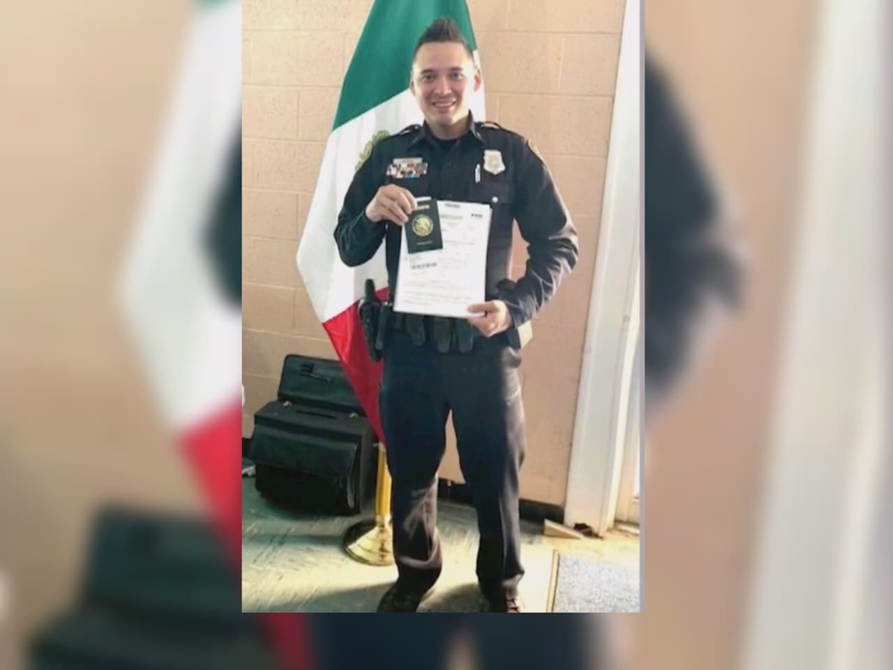 "(Ser estadounidense) es algo especial, (ser mexicano) es un orgullo": oficial cumple su sueño de convertirse en ciudadano mexicano