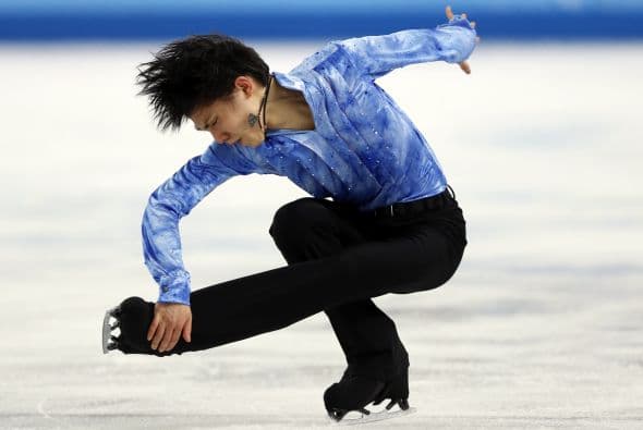 El japonés Yuzuru Hanyu durante la competencia de patinaje artístico en el Iceberg Skating Palace.