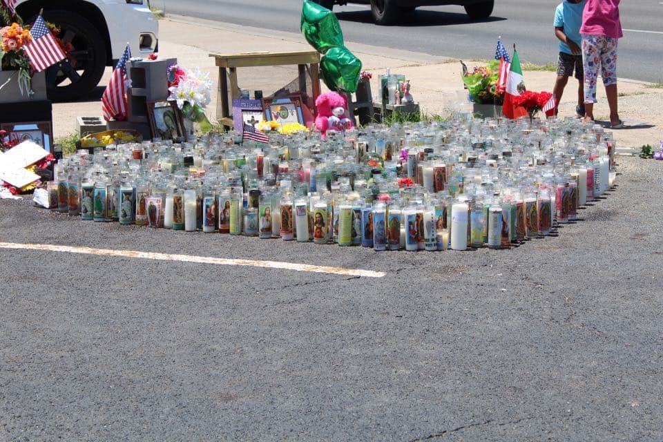 Un altar de velas y globos fue formado en el estacionamiento en memoria de la joven soldado.