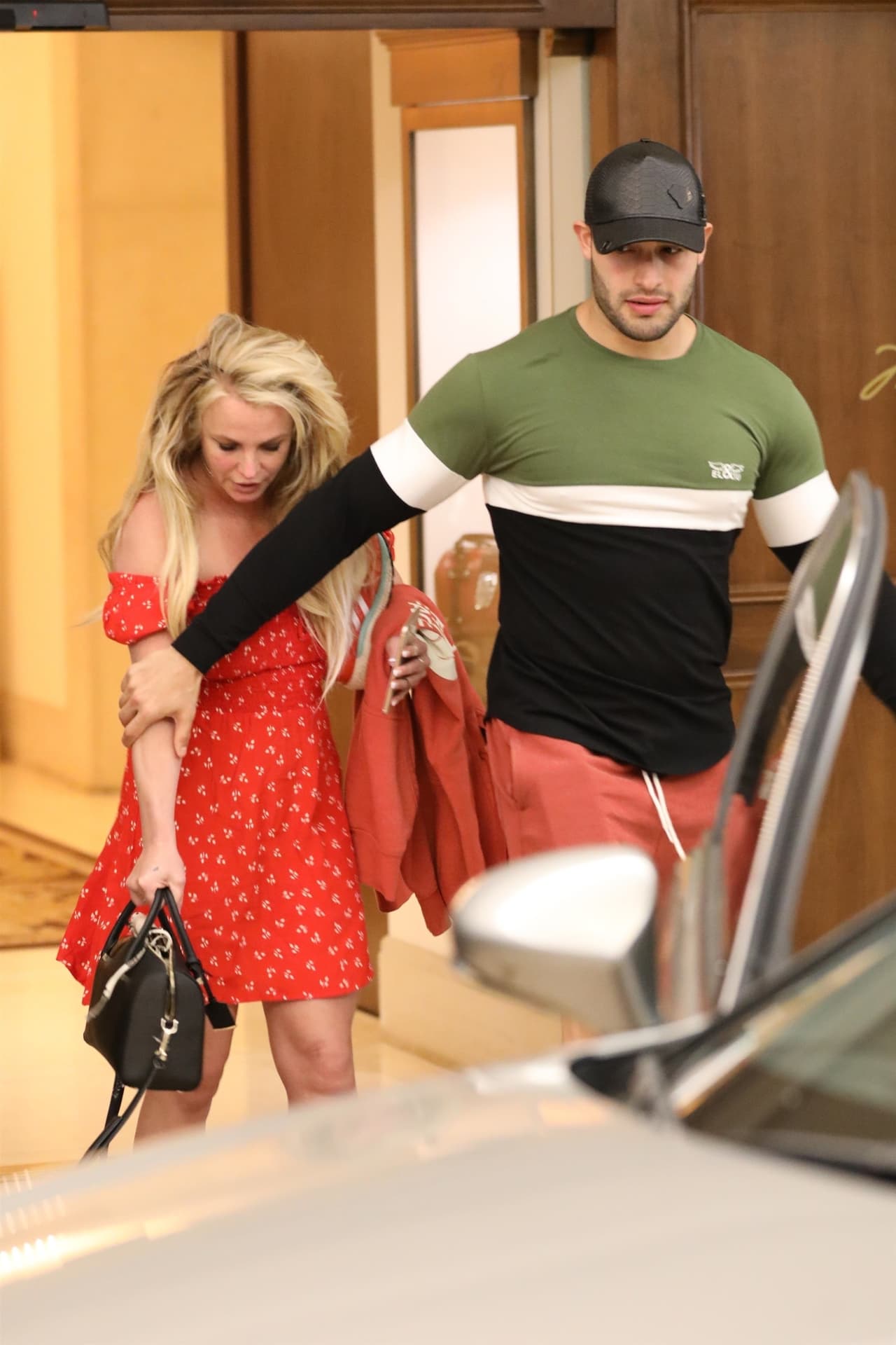 "No es debilidad, es una señal de extrema fortaleza. La gente debería sentirse inspirada, sé que yo lo estoy", escribió el modelo y bailarín a manera de apoyo para su novia cuando fue recluida.