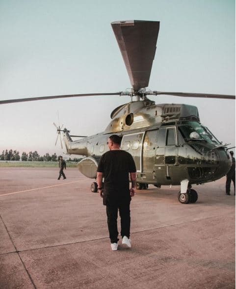 Vivió una infancia difícil, en un ambiente con carencias económicas, por eso ahora no duda en viajar como toda una celebridad. Esta foto, 
<b>la única en helicóptero en su Instagram</b>, fue titulada por Daddy Yankee con la siguiente frase: "Llamé a Uber".