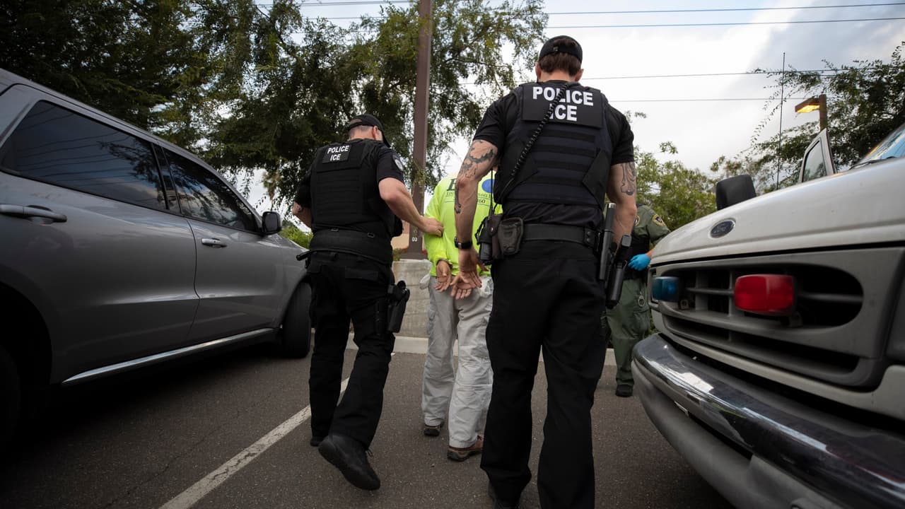 La abogada Mintz remarcó que si un inmigrante comete un delito en los primeros 7 años de que obtuvo la residencia permanente puede ser que le pongan en proceso de remoción y que le revoquen la residencia.