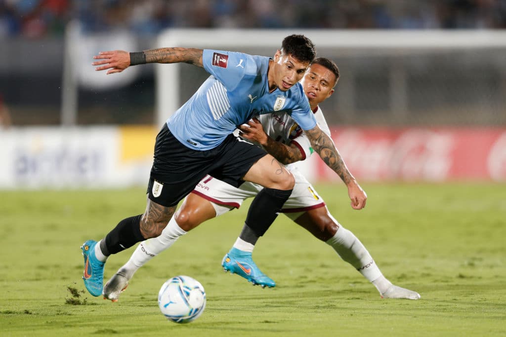 Venezuela no sabe ni por dónde vaen los goles y Uruguay asegura los puntos con un contundente 4-1.
