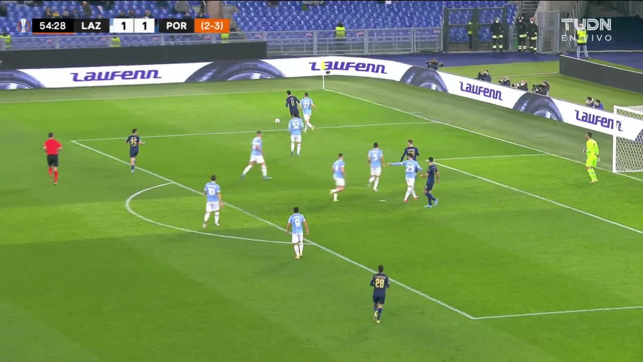 ¡TIRO ATAJADO! disparo por Vitinha.