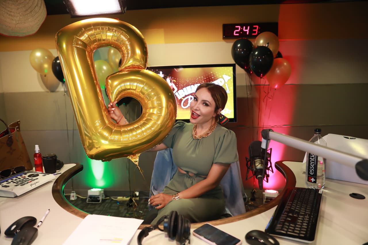 Ella duró año y medio trabajando desde casa, debido a la pandemia, pero se vio la oportunidad de que regresara a su habitual cabina de radio.