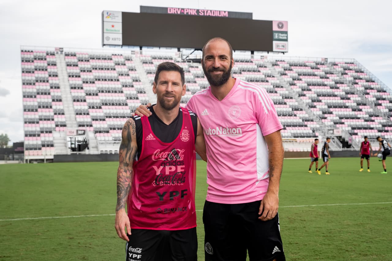 Abrazo de gigantes. Salieron a la luz imágenes de la visita de Gonzalo Higuaín a uno de los entrenamientos de la selección argentina en el DRV PNK Stadium de Inter Miami.