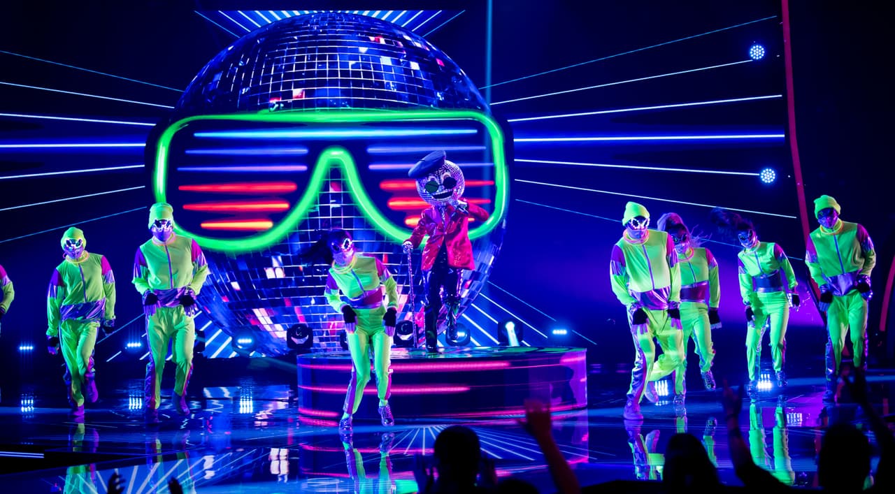 Disco Ball cantó el súper éxito 'Blinding Lights' de The Weeknd y puso a bailar a todos. Los 'investigadores' señalaron que detrás de ese disfraz podría estar Bianca Marroquín, María León, Dalilah Polanco y Lolita Cortés.