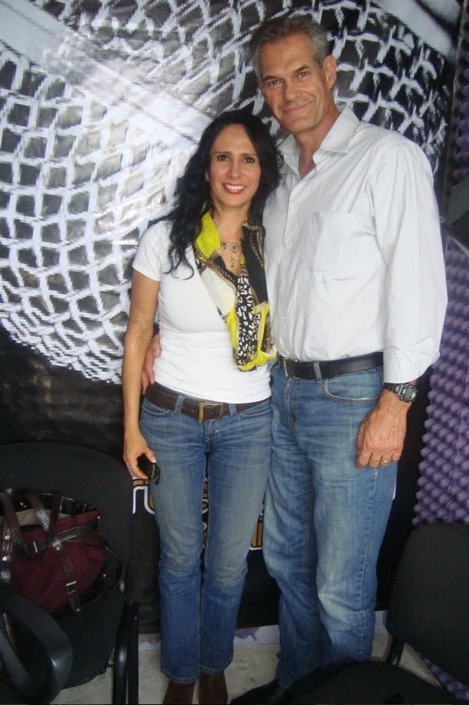 Este galán otoñal luce con cabellera más abundante y se ha sentido más seguro a raíz del tratamiento al que se sometió: "Creo que la vanidad no es exclusiva de las mujeres, todos deseamos vernos bien y más cuando uno trabaja de actor, porque lo que vendes es tu imagen y el público merece verte en óptimas condiciones", declaró para el diario
<a href="http://archivo.eluniversal.com.mx/">'El Universal'</a>.