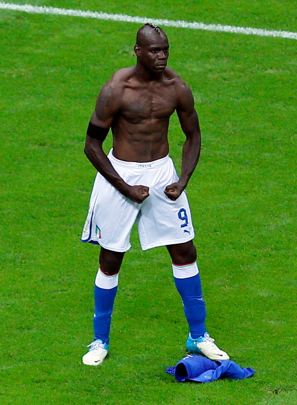 No olvidaremos el festejo de Mario Balotelli en la Euro 2012.