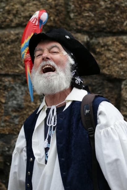 Otros con sus loros, mascotas representativas de los piratas.