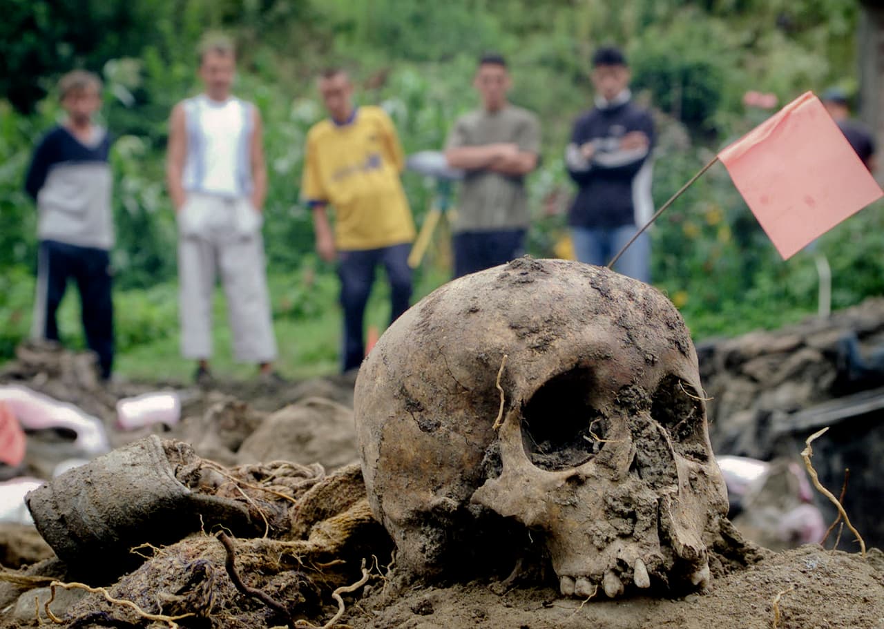 Una fosa común exhumada en 2002 en Bosnia, con los cuerpos de las víctimas de las atrocidades de Ratko Mladic.