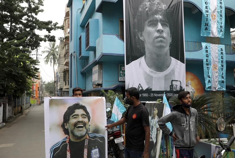 En Mumbai, India, también recordaron al exastro argentino exhibiendo estas grandes fotografías.
