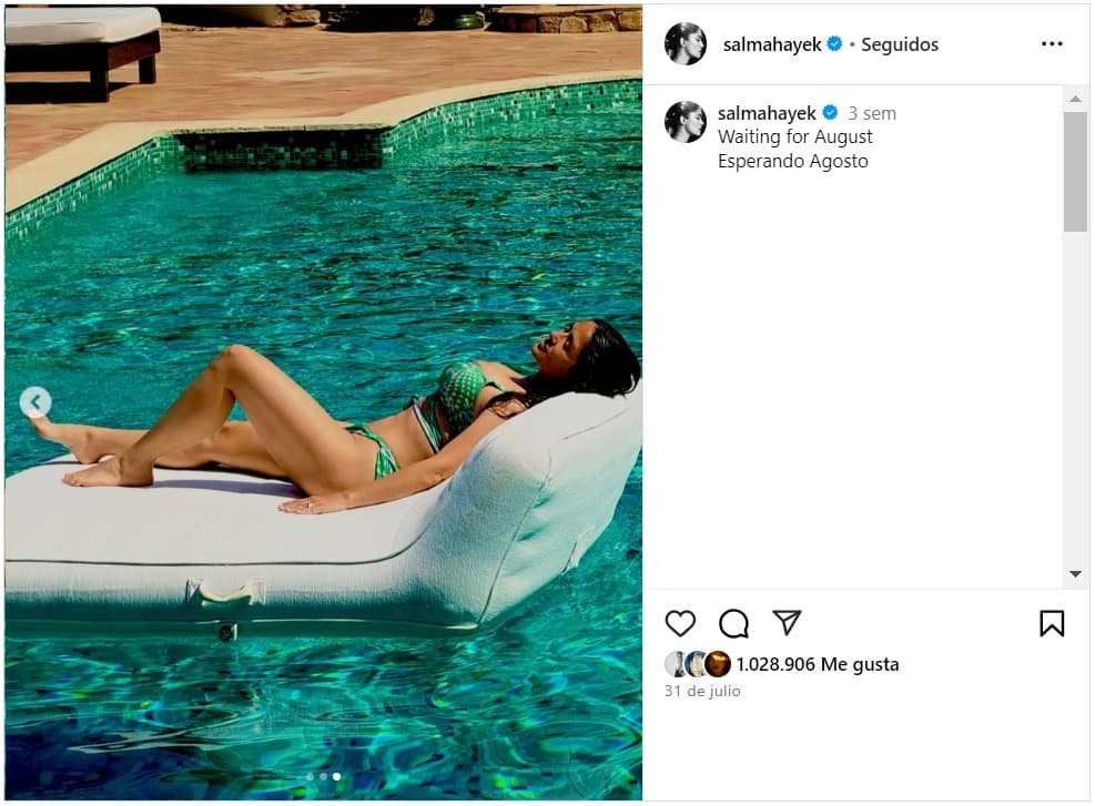 Salma Hayek se mostró tomando el sol.