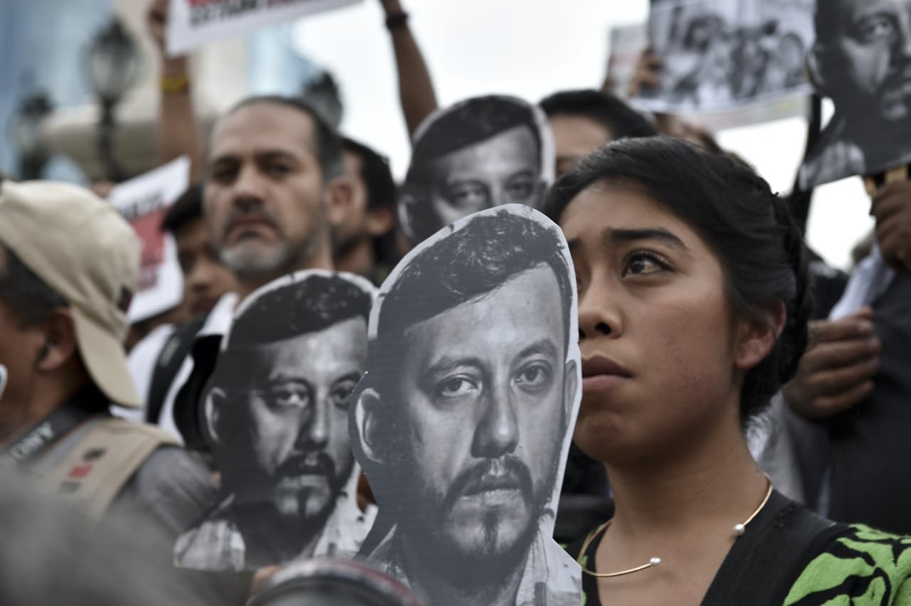 Rubén Espinosa, el fotoperiodista de Proceso, no quería esconderse y, cada vez que podía, convencía a otros colegas para protestar y denunciar el “infierno” que vivía Veracruz y,
<i> </i>también, sus periodistas.
