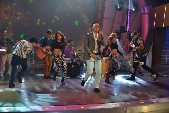 Este joven cantante brilló arriba del escenario como si llevara muchos años en lo más alto del estrellato.