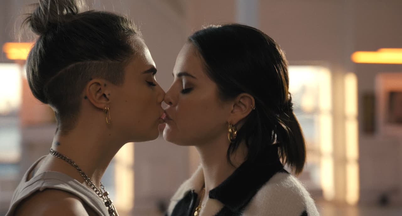 En el segundo capítulo surge el beso entre Alice y Mabel que ha llamado la atención de millones de usuarios de redes sociales.