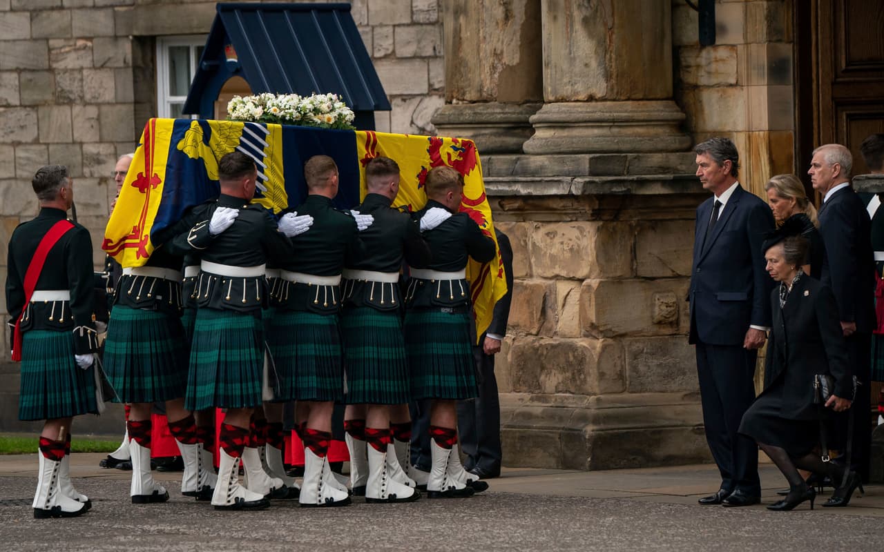 En Edimburgo, el féretro fue llevado al salón del trono del palacio de Holyrood, la residencia oficial del monarca en la capital escocesa, para pasar el resto del domingo.