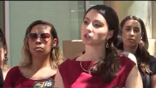 Mujer reclama $12,500,000 por supuesta agresión sexual de un policía de Phoenix
