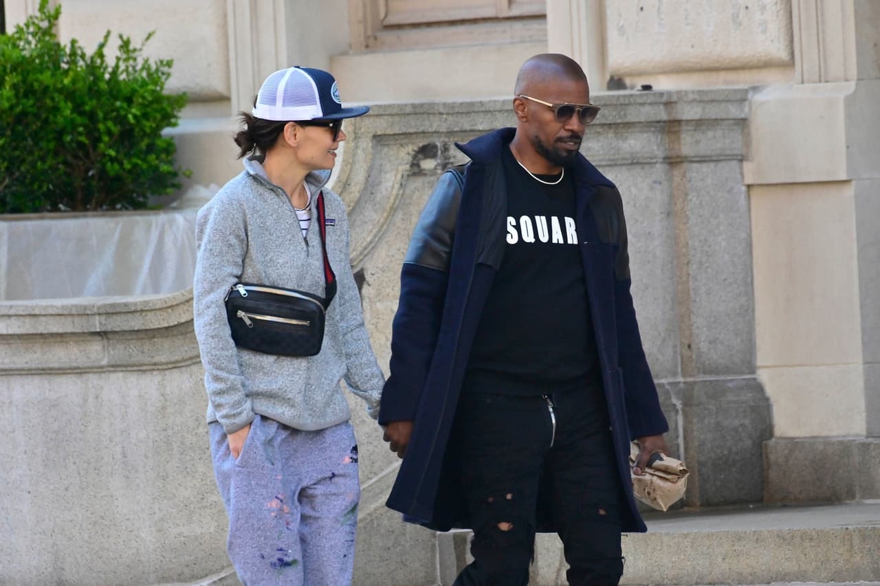 De acuerdo con ET Online, a Katie Holmes y Jamie Foxx se les vinculó románticamente por primera vez en 2013, un año después de que ella se divorciara del actor 
<b><a href="https://www.univision.com/famosos/de-la-nada-justin-bieber-reta-a-pelear-a-tom-cruise-y-ya-hay-voluntarios-para-organizar-el-combate-fotos" target="_blank">Tom Cruise. </a></b>