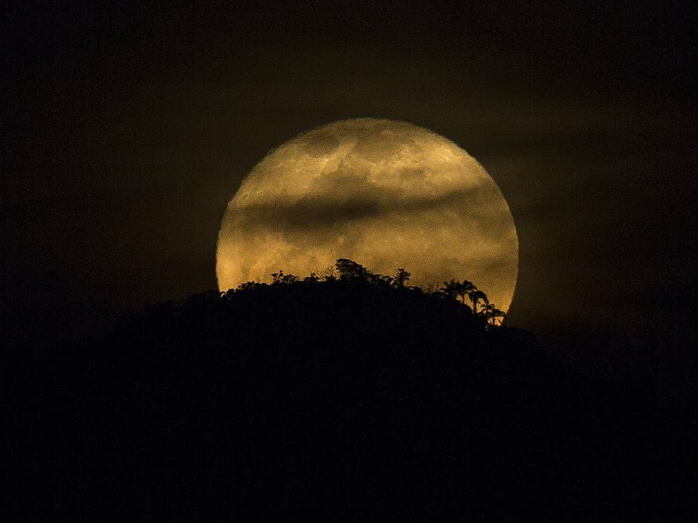 El 16 de cotubre la Luna estuvo es su punto más cercano de la Tierra, lo que hizo que la luna llena se convirtiera en una superluna. Así pudo verse en una playa en la ciudad de Río de Janeiro (Brasil).