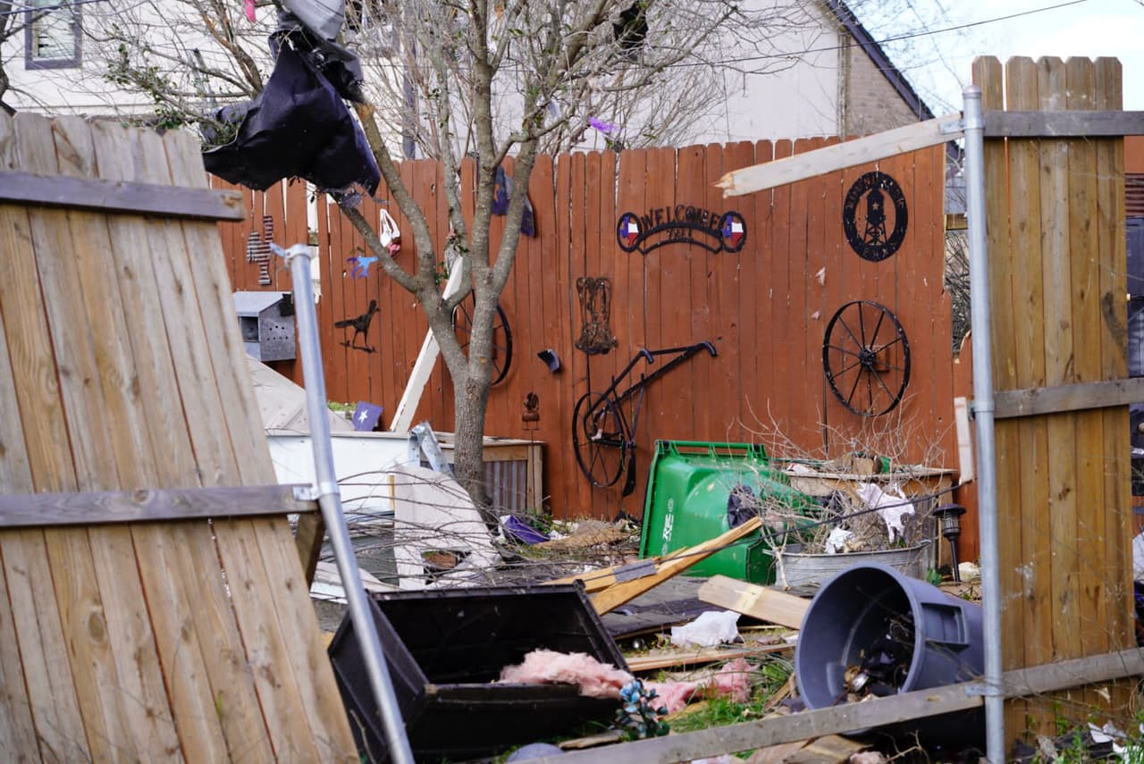 La ciudad ha puesto contenedores de basura en las zonas afectadas para botar los escombros y árboles caídos.