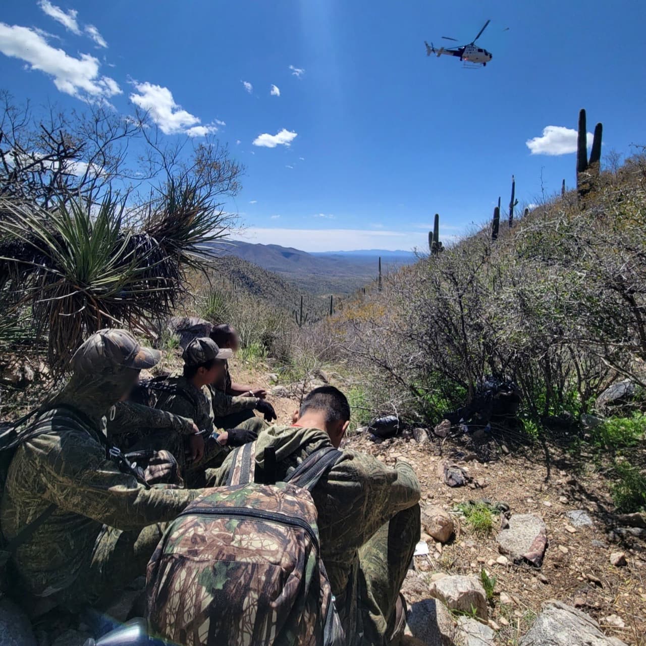 Agentes respondieron al área de Three Points y encontraron a un grupo de migrantes camuflados en las Montañas Baboquivari que detectaron por tecnología fronteriza. Con ayuda de un equipo aéreo detuvieron a cinco personas.