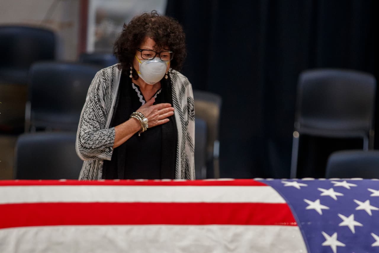 Sonia Sotomayor, jueza de la Corte Suprema, visitó la rotonda del Capitolio para presentar sus respetos a Lewis el lunes. Es el primer legislador negro se velado en la rotonda del Capitolio, según los historiadores del Congreso.