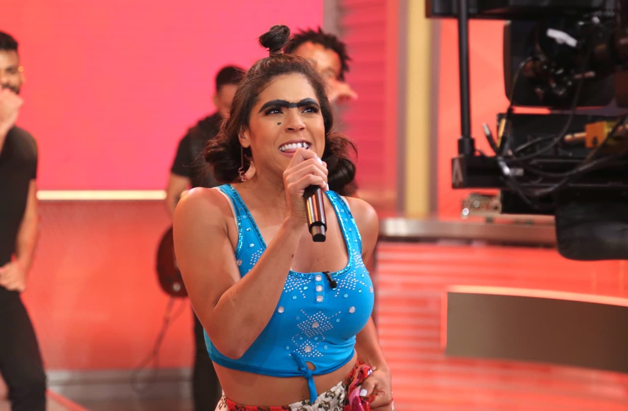 Mela la Melaza tuvo en espectacular retorno a la renovada casa de Despierta América, esta vez pisó el set con un proyecto musical y llegó muy bien acompañada.